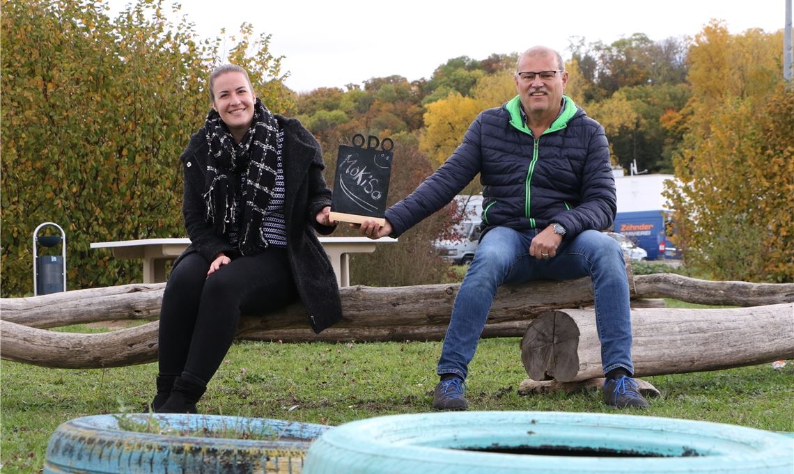 Nathalie Bastian und Harald Stickel sind überzeugt, dass die mobile Kindersozialarbeit in Enzberg wichtige Brücken bauen kann. Foto: Willimek