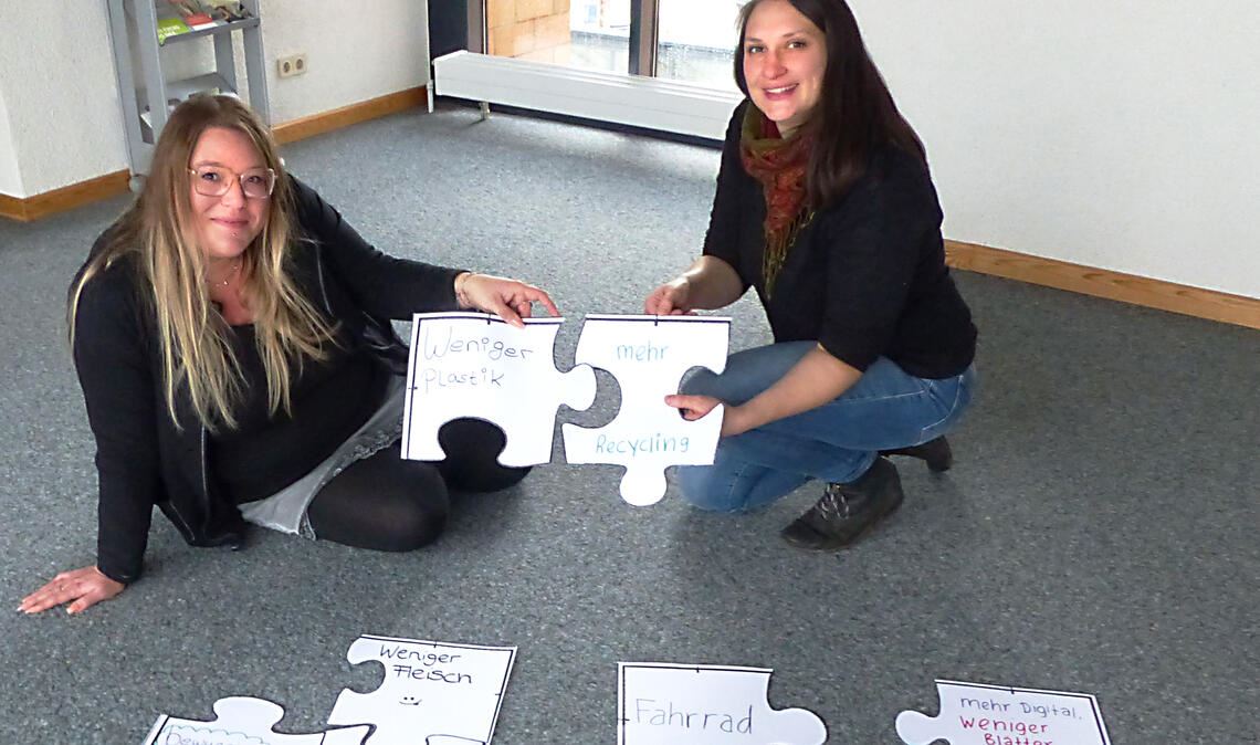 Nathalie Pavan (li.) und Teresa Krannich werten die Anregungen der Schülerinnen und Schüler aus. Foto: Maresch