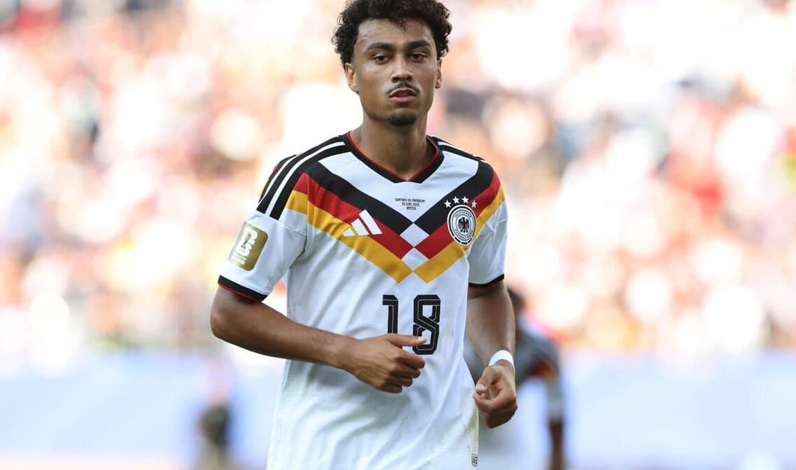 Nathaniel Brown (Note 3): Der Mann, der bei der WM links hinten Stammkraft war, durfte nun auch unter dem neuen Bundestrainer von Beginn an ran. Der Neuzugang des FC Bayern überzeugte am Donnerstagabend in Amsterdam in weiten Teilen. Bärenstark sein Tempolauf samt Hereingabe in der 39. Minute, die der freistehende Adeyemi nur noch hätte verwerten müssen. Schlecht postiert aber in der 65. Minute auf der linken Abwehrseite, als eine Hereingabe fast zum 1:1 geführt hätte.