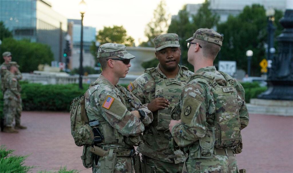 Nationalgardisten tragen nun auch Waffen in Washington.