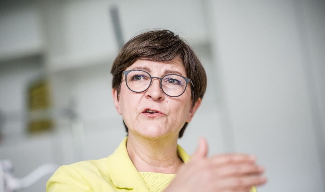 "Natürlich liegen auch Gefahren darin, wie in allen Technologien", sagt SPD-Chefin Saskia Esken über Künstliche Intelligenz.