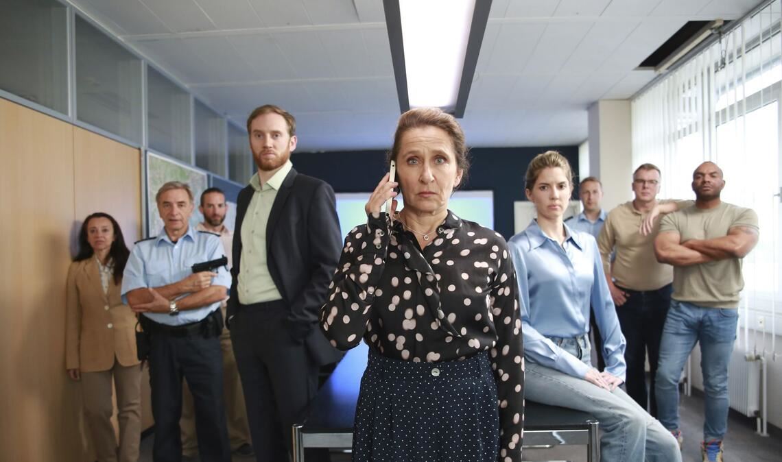 Natürlich wird im Team gefahndet. Vorne, v.l.n.r.:  Staatsanwalt Froese (Wolf Danny Homann), Magda Wächter (Barbara Phillip) und Kriminalassistentin (Stefanie Wemeling).