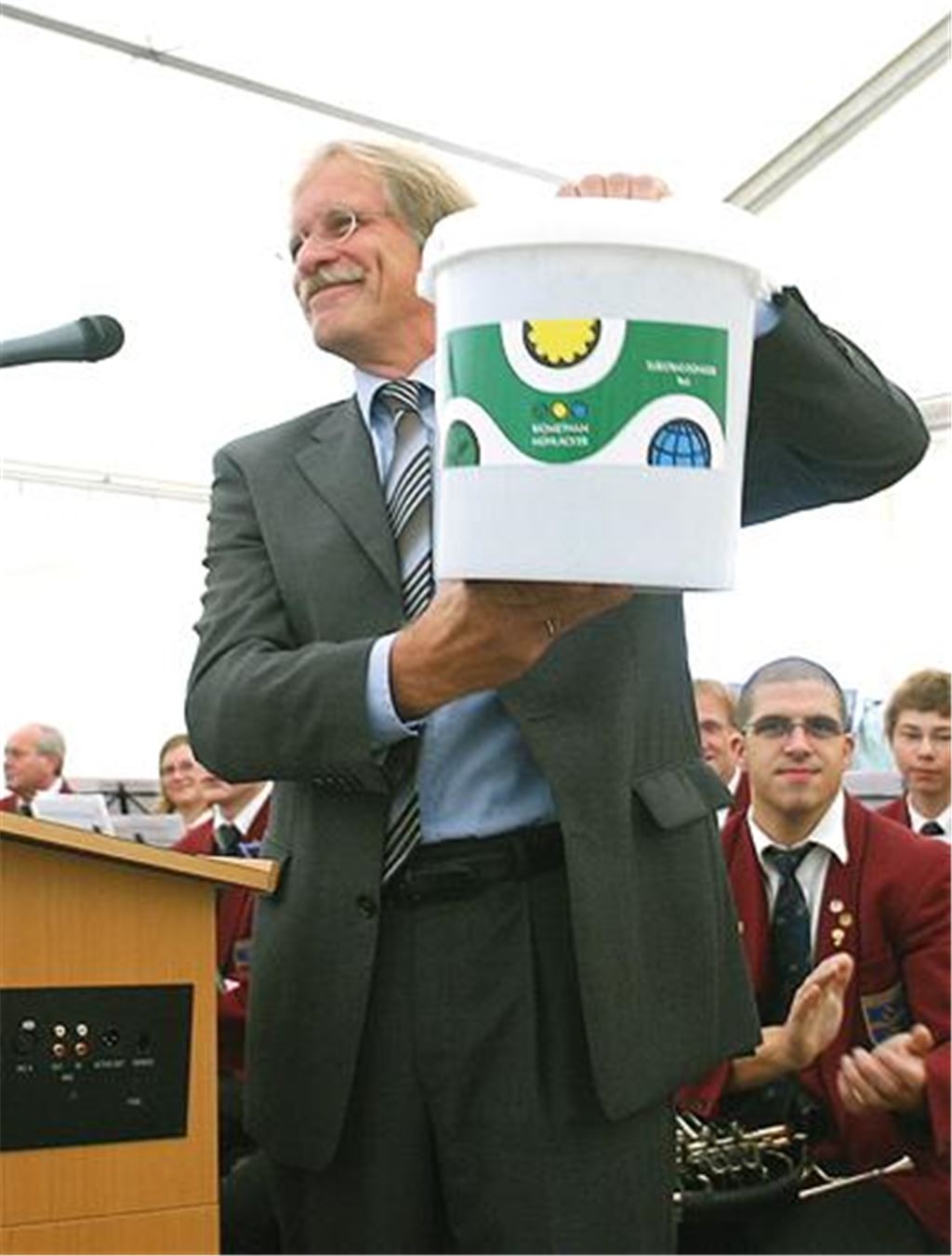 Naturdünger statt Atommüll: Stadtwerke-Chef Jürgen Meeh präsentiert bei der Einweihung der Biomethan-Anlage in den Waldäckern einen Eimer mit dem Restprodukt einer nachhaltigen Energiegewinnung.
Archivfoto: Kollros