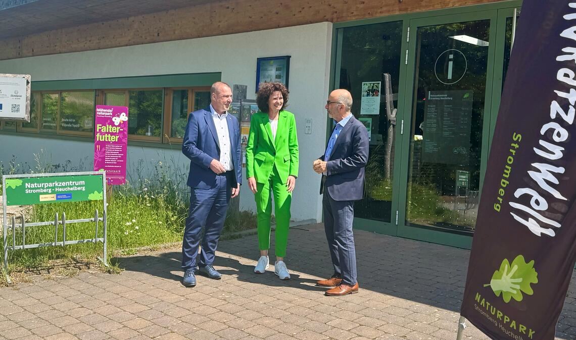 Naturpark-Geschäftsführer Dietmar Gretter (re.) im Gespräch mit Diana Zimmer, Bürgermeisterin in Zaberfeld und Vorsitzende des Naturpark-Vereins, und Torsten Widmann von der WGV-Versicherung, die sich künftig als Hauptsponsor engagiert. Foto: Goertz