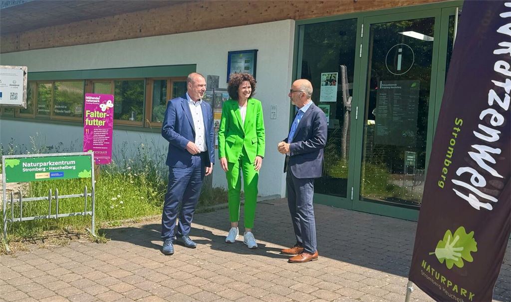 Naturpark-Geschäftsführer Dietmar Gretter (re.) im Gespräch mit Diana Zimmer, Bürgermeisterin in Zaberfeld und Vorsitzende des Naturpark-Vereins, und Torsten Widmann von der WGV-Versicherung, die sich künftig als Hauptsponsor engagiert. Foto: Goertz