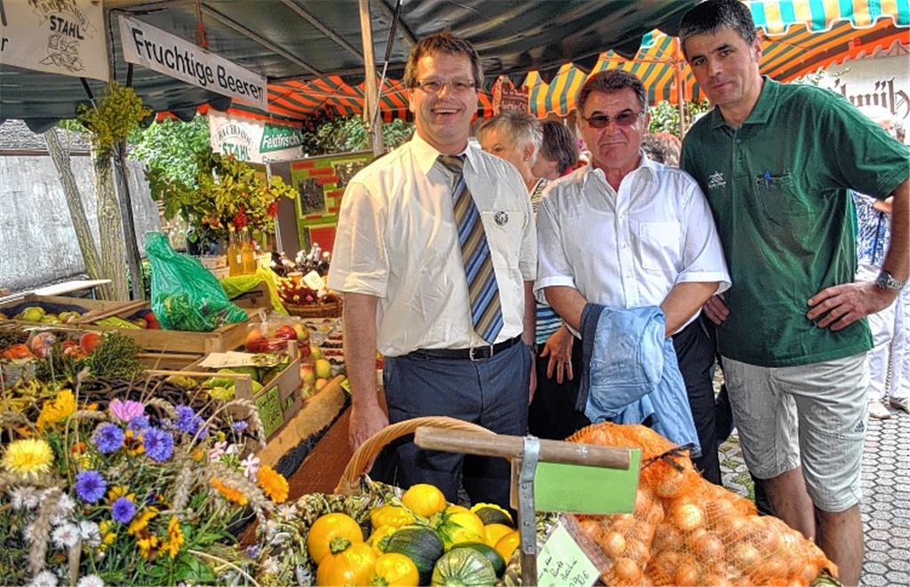 Naturpark-Vorsitzender Andreas Felche, Bürgermeister-Vertreter Johann Sturm und Ölmühlen-Chef Jürgen Krauth (v. li.) werben für regionale Produkte.