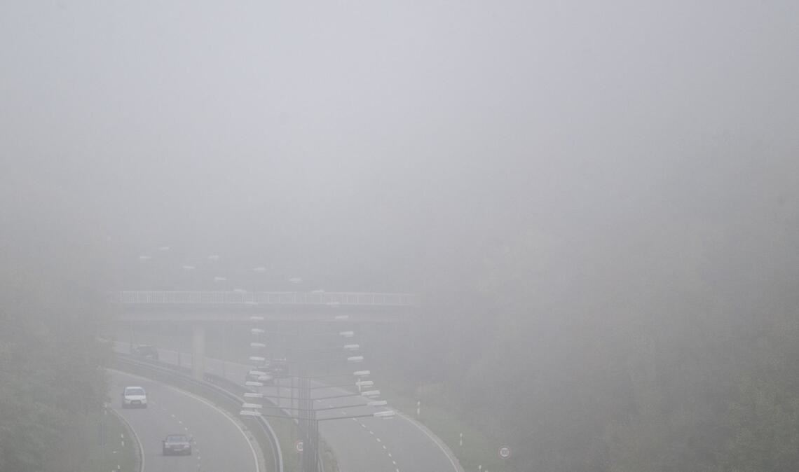 Nebel liegt über der L1180 in der Nähe von Stuttgart. (Archivbild)