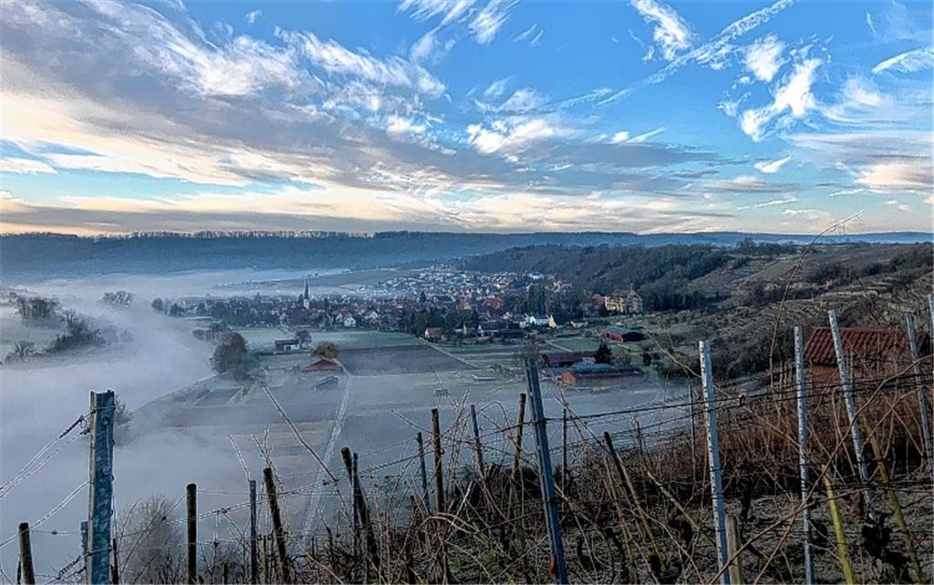 Nebel über der Enz sorgt für eine romantische Ansicht des idyllisch gelegenen Dorfs Mühlhausen. Leserfoto: Heike Blaich