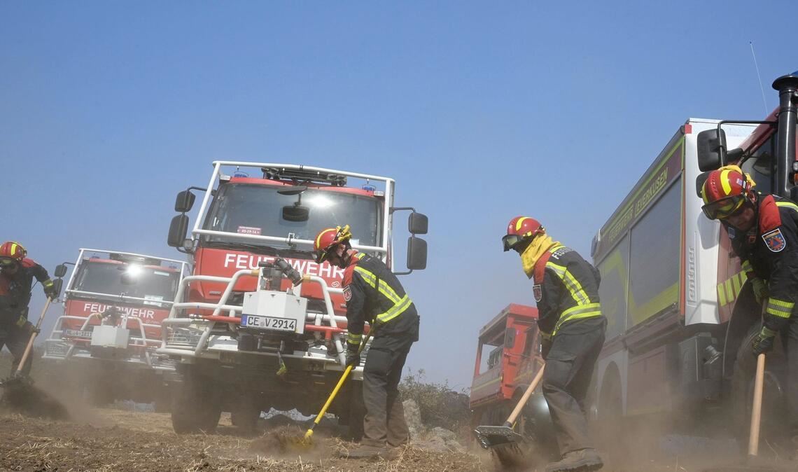 Tränen zum Abschied: Deutsche Feuerwehrleute auf Heimreise Neben Kollegen aus anderen europäischen Ländern waren auch 67 Feuerwehrleute mit ihren Fahrzeugen aus Niedersachsen und Nordrhein-Westfalen in Spanien im Einsatz. Nach gut einer Woche traten sie die Rückreise an. (Archivbild)