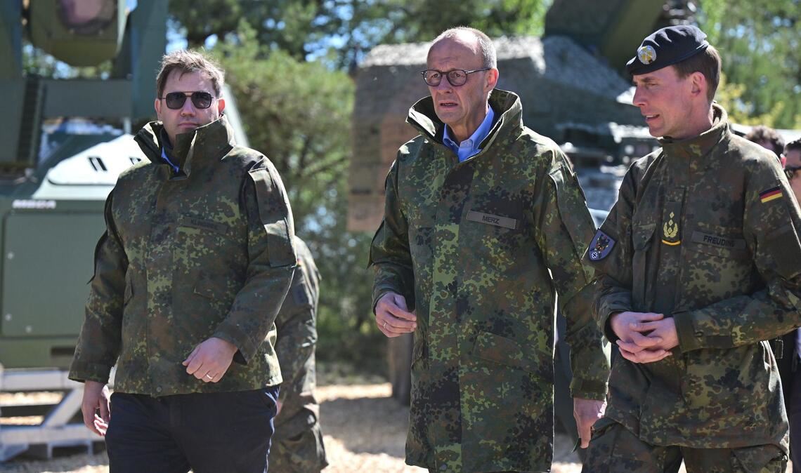 Neben Merz (Mitte) war auch Vizekanzler Klingbeil (l) dabei.
