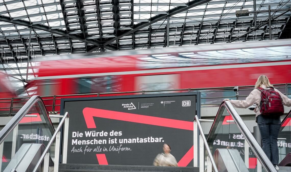 Neben Sicherheitsmaßnahmen sollen Plakate in Bahnhöfen und Bahnen für weniger Gewalt sorgen.