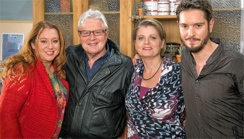 Neben Timo Zenker (Michael Baral; re.) kehrt zu Weihnachten auch Film-Schwester Iffi (Rebecca Siemoneit-Barum; li.) zurück in die ARD-Serie Lindenstraße. Sie präsentieren sich auf dem Familienfoto mit Vater Andy Zenker (Jo Bolling) und Stiefmutter Gabi Zenker (Andrea Spatzek).Foto: WDR/Steven Mahner