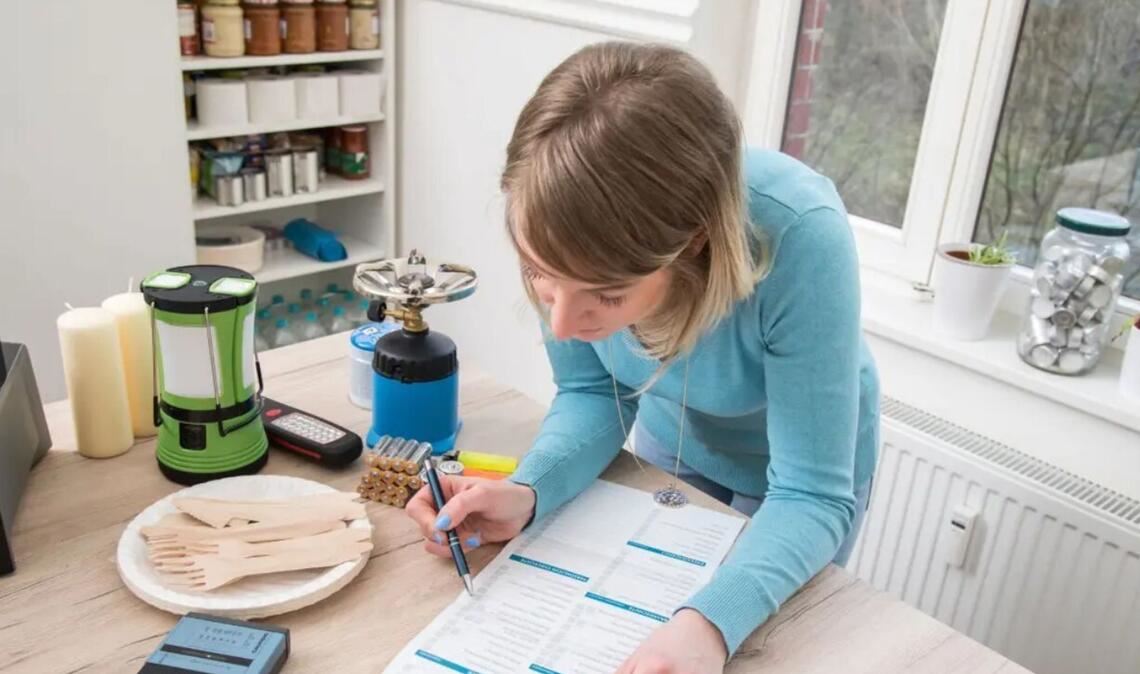 Neben ausreichend Lebensmitteln und Trinkwasser sollte auch an eine Notapotheke und wichtige Dokumente gedacht werden.