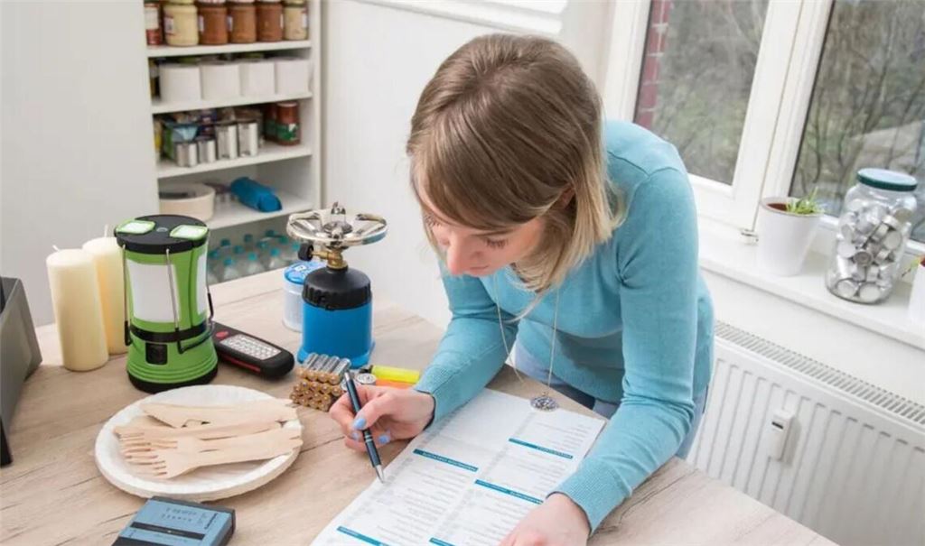 Neben ausreichend Lebensmitteln und Trinkwasser sollte auch an eine Notapotheke und wichtige Dokumente gedacht werden.