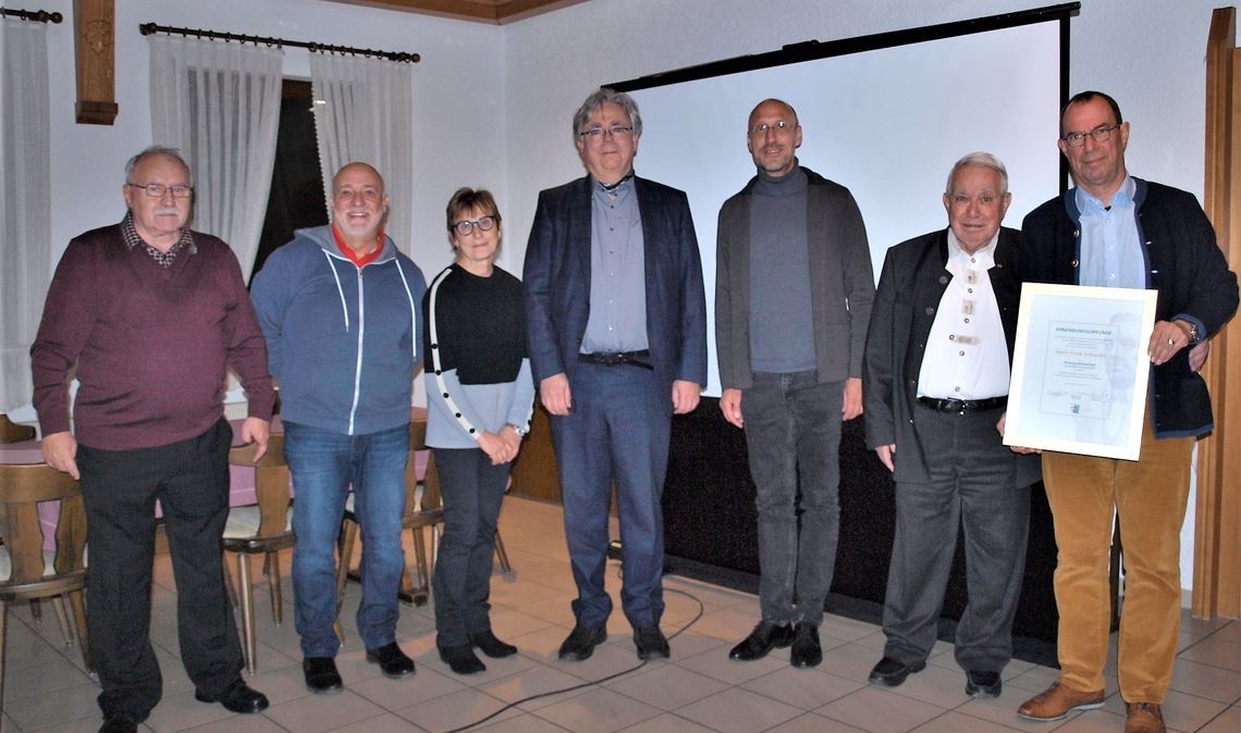 Neben den Ehrenpräsidenten Frank Schneider (v.re.) und Hans A. Hey präsentiert sich die neue Vorstandschaft: Vizepräsident Norman Tank, Präsident Thomas Kleinheinz, Beisitzerin Cornelia Seidel-Bauerle, die Beisitzer Markus Bauerle und Erhard Werthwein. Foto: Filitz