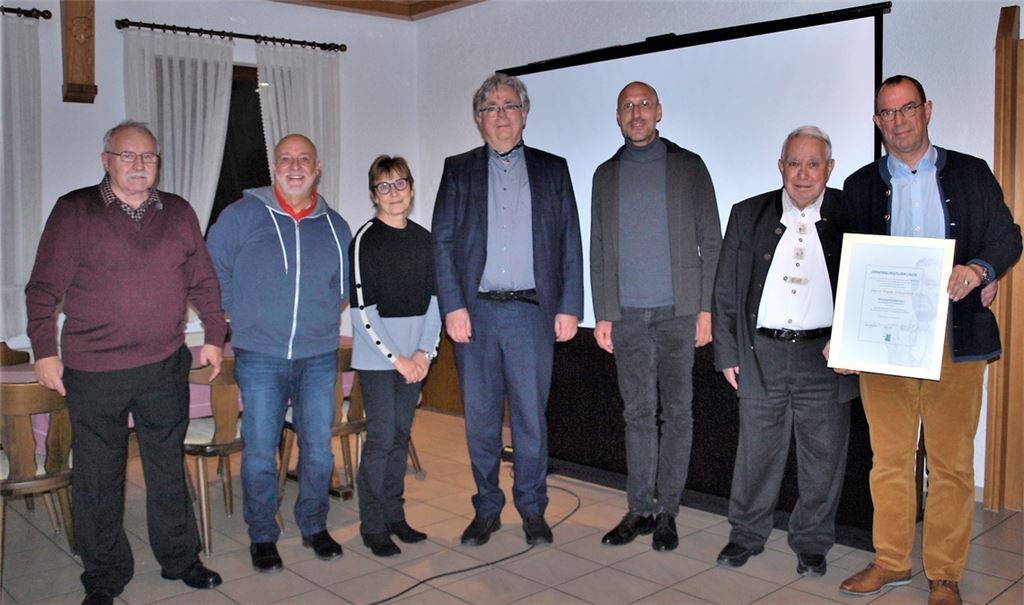 Neben den Ehrenpräsidenten Frank Schneider (v.re.) und Hans A. Hey präsentiert sich die neue Vorstandschaft: Vizepräsident Norman Tank, Präsident Thomas Kleinheinz, Beisitzerin Cornelia Seidel-Bauerle, die Beisitzer Markus Bauerle und Erhard Werthwein. Foto: Filitz