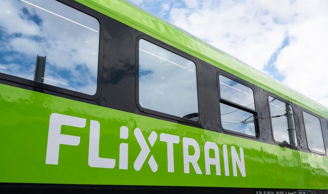 Neben den weiß-roten Zügen der DB und den tiefroten von Italo könnten bald auch mehr grüne von Flixtrain unterwegs sein - das Unternehmen aus München hat Dutzende neue Züge bestellt. (Archivbild)
