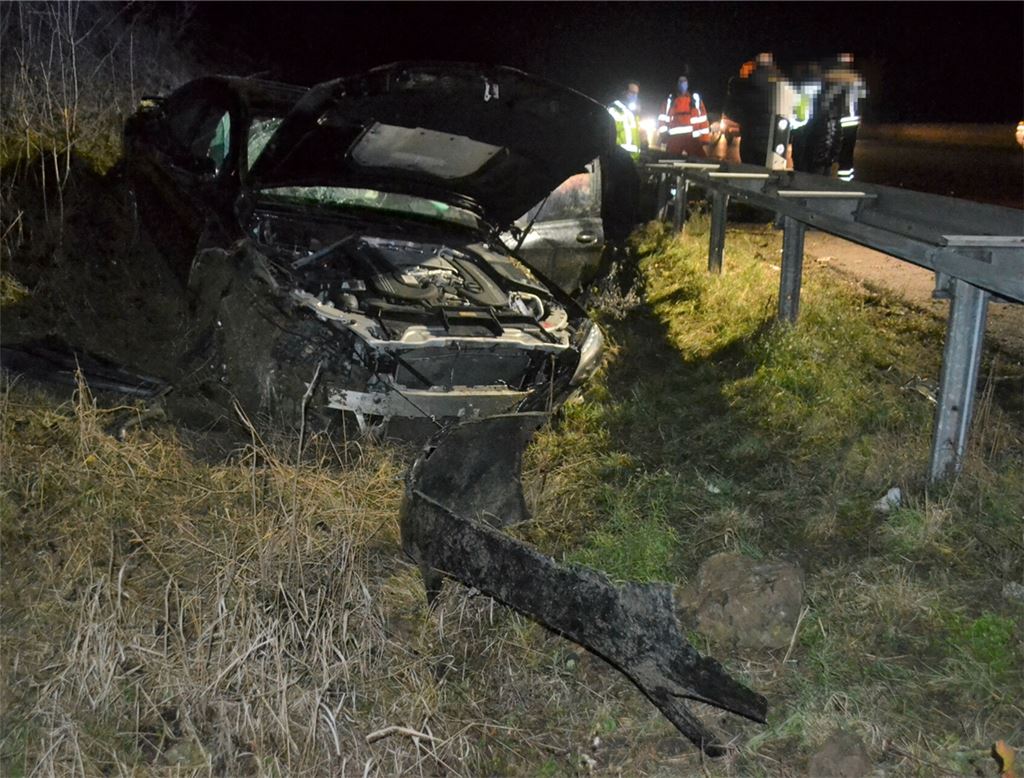 Neben der Autobahn endet die Fahrt eines 23-Jährigen. Foto: Myroshnichenko