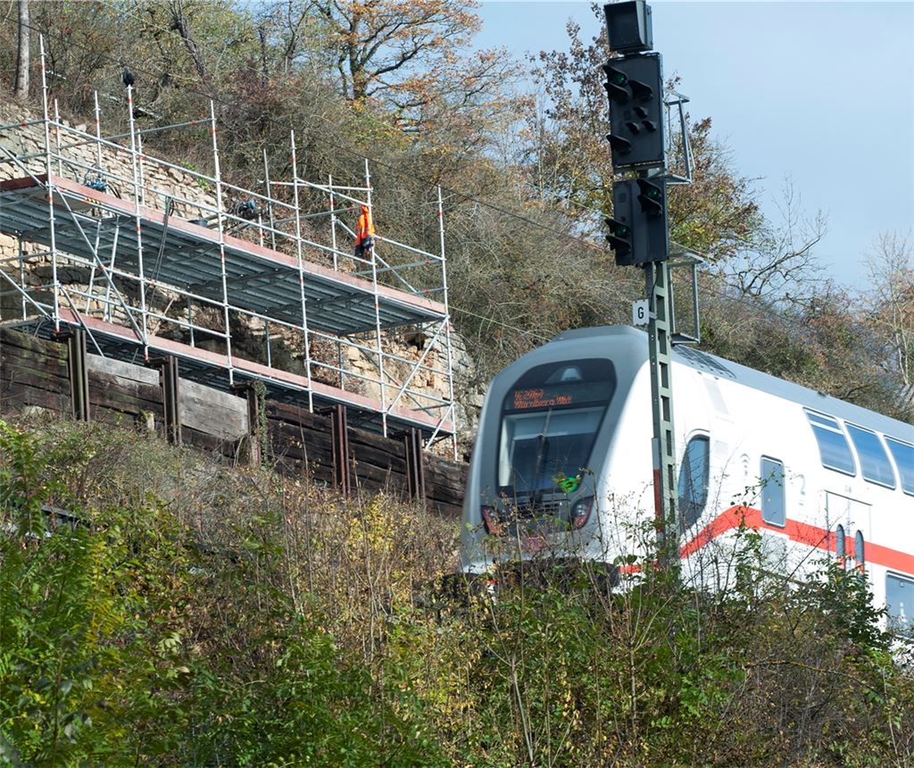 Neben der Bahnlinie von Mühlacker nach Enzberg werden Stützmauern saniert.Fotomoment