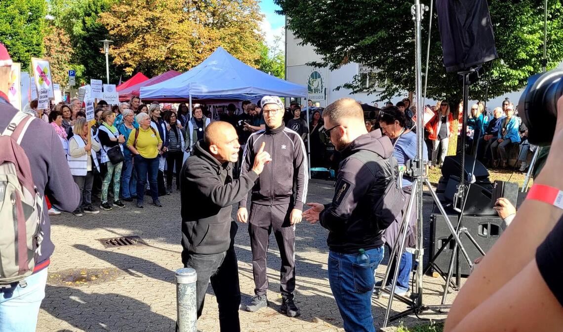 Neben der Bühne gibt es erste Streitereien.