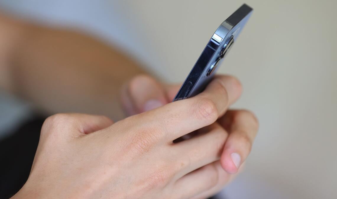 Neben diskriminierenden Äußerungen zählen zu digitaler Gewalt unter anderem Doxing, unerwünschte Nachrichten mit sexuellem Inhalt, Deepfakes oder digitale Überwachung.