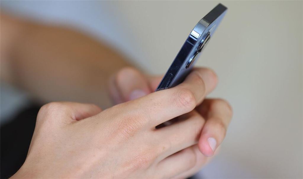 Neben diskriminierenden Äußerungen zählen zu digitaler Gewalt unter anderem Doxing, unerwünschte Nachrichten mit sexuellem Inhalt, Deepfakes oder digitale Überwachung.