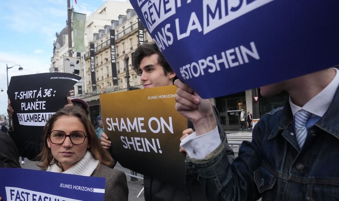 Neben interessierten Kunden kamen auch Demonstranten zur Shein-Eröffnung.