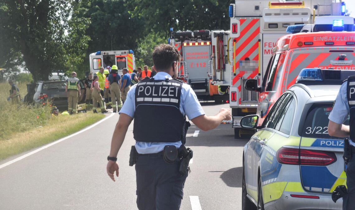 Neben starken Kräften von Feuerwehr und Rettungsdienst ist auch ein Rettungshubschrauber im Einsatz. 