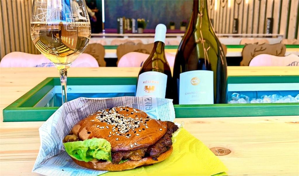 Neben traditionellen schwäbischen Spezialitäten bietet das Stuttgarter Weindorf in diesem Jahr auch kulinarische Exoten – darunter den Smash Burger aus Wagyu-Rind.
