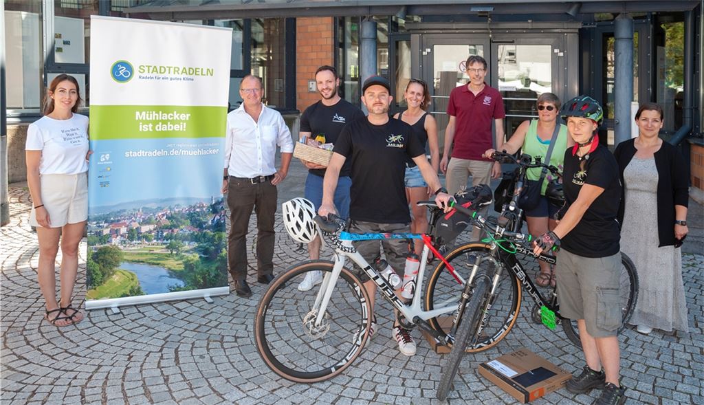 Neben weiteren fleißigen Radlerinnen und Radlern werden auch die Rekordhalter Nadine Gille und Chris Honold (vorne) durch Hülya Oduncu, Beauftragte für nachhaltige Mobililtät, und Bürgermeister Winfried Abicht (v. li.) ausgezeichnet. Foto: Fotomoment