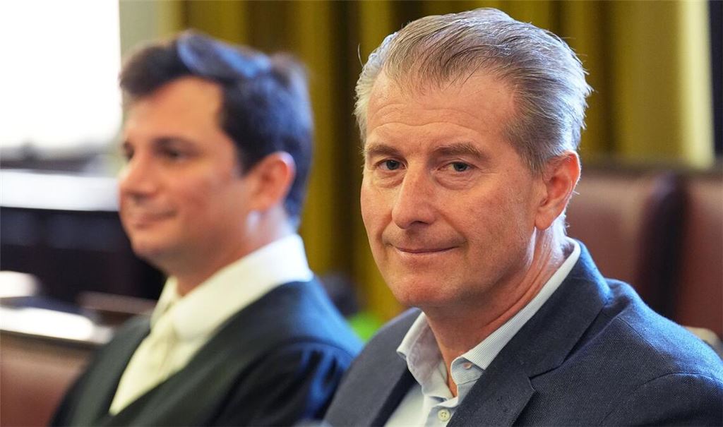 Nebenkläger Stephan Hensel (r), Ex-Ehemann und Vater der Kinder von Block, und Anwalt Philip von der Meden, Vertreter der Nebenklage, sitzen im Gerichtssaal.