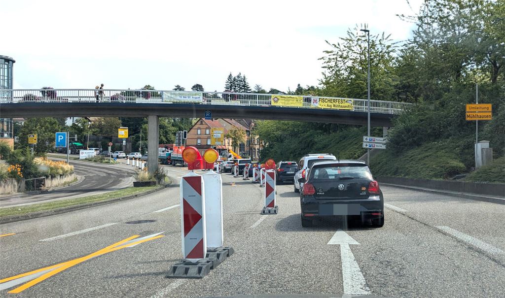 Nebenwirkungen der Baustelle: Zur Mittagszeit ist auf der innerstädtischen B10 Geduld gefragt. Foto: Steigleder