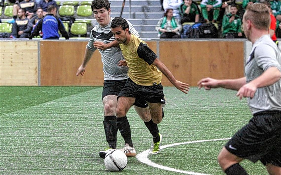 Necati Bulut (goldenes Trikot) ist in Sindelfingen erstmals für den Türkischen SV Mühlacker am Ball. Seither spielte der Techniker für die Spvgg Zaisersweiher. Fotos: Eigner