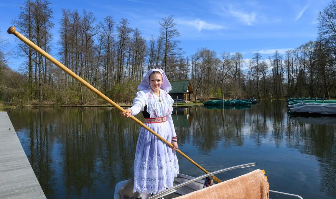 Neele Birkhold steht in einem Kahn zur Eröffnung der Saison.