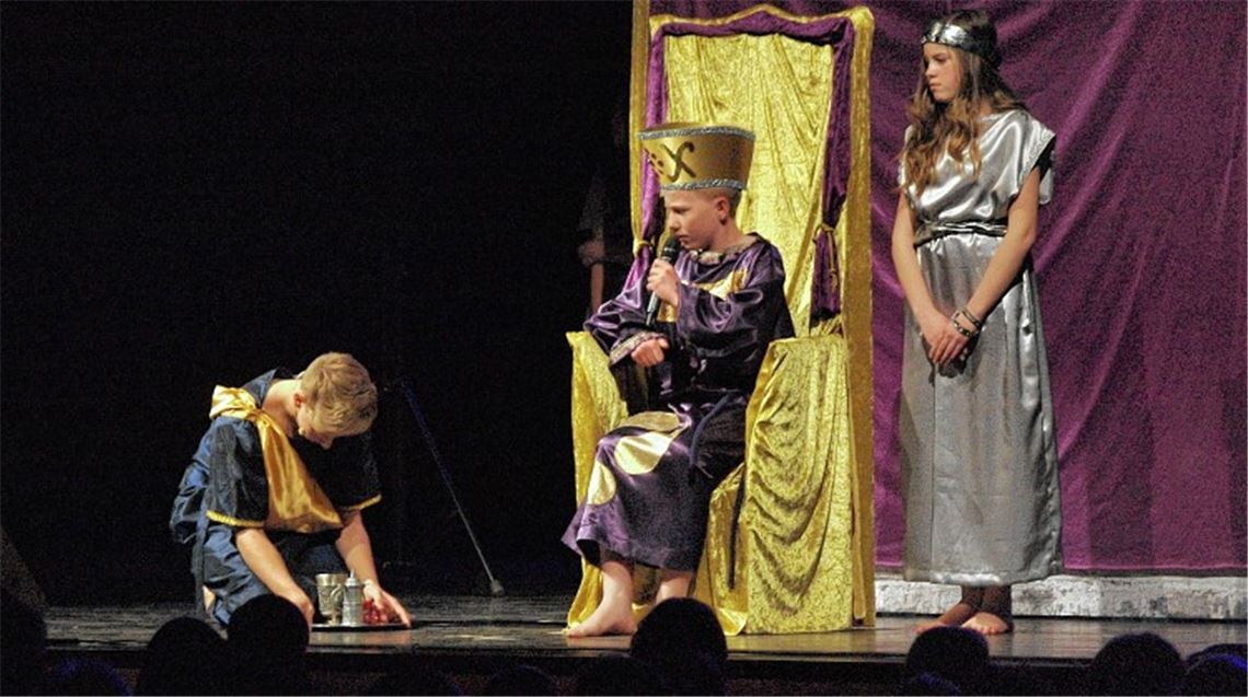 Nehemia erbittet die Freigabe aus den Diensten des Königs. Fotos: Appich