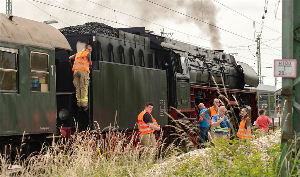 Nein, kein Unfall – nur ein Tankstopp einer Dampflokomotive. Doch dafür hat die Feuerwehr kein Warnschild vorrätig. Fotos: Fotomoment