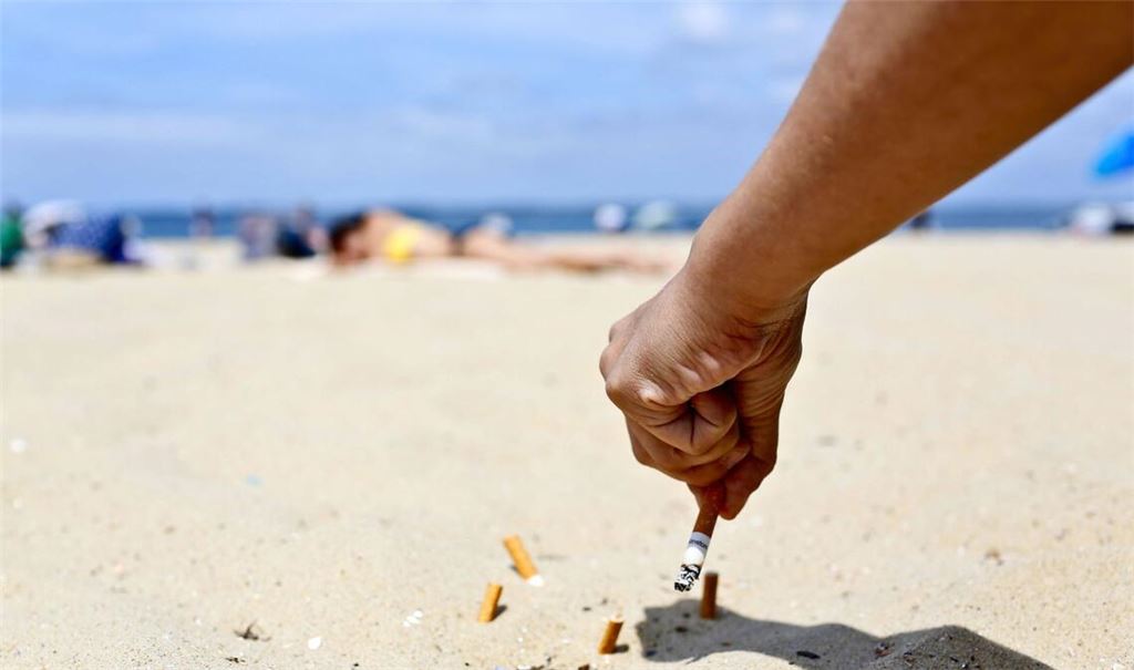 Nein zu Kippen im Sand.