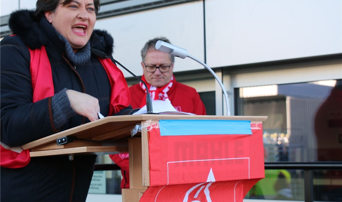 Nektaria Christidou als Rednerin bei einer Kundgebung. Im Hintergrund ihr Vorgänger, der langjährige Betriebsratsvorsitzende bei Behr und Mahle, Dieter Kiesling.Archiv