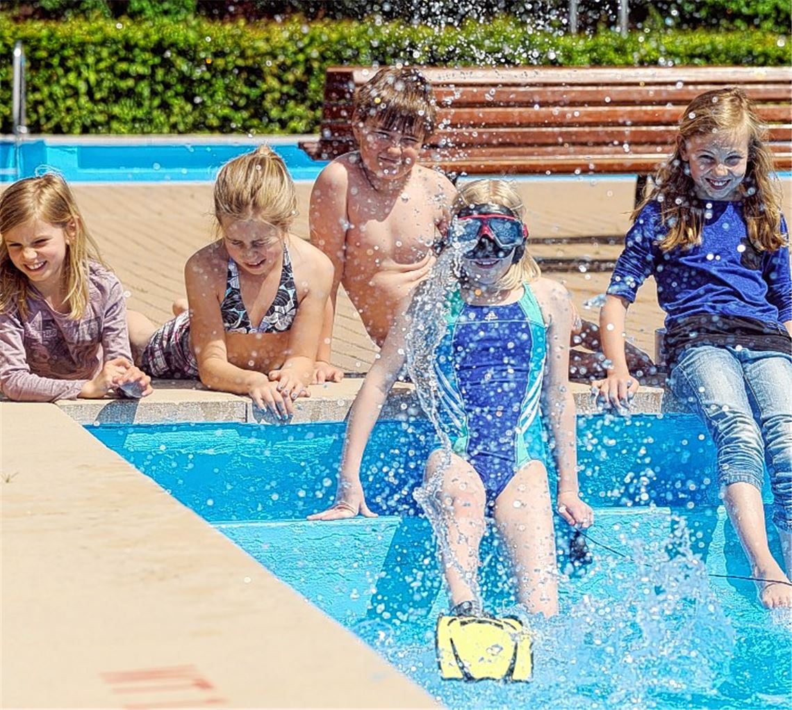 Nele, Jette, Frederic, Xenia und Nalin (v. re.) nutzen die kurzen Sonnenphasen am Sonntag zum Anbaden im Knittlinger Freibad. Foto: Fotomoment