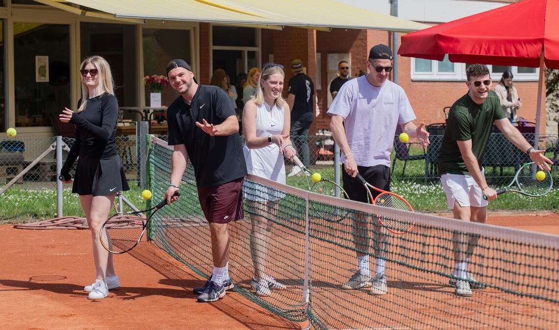 Nele Kaussen, Dominik Cichecki, Sophia Fischer, Jonathan Schober und Nick Born (v.li.) haben Spaß am Tennis beim Tag der offenen Tür des TC Mühlacker.
