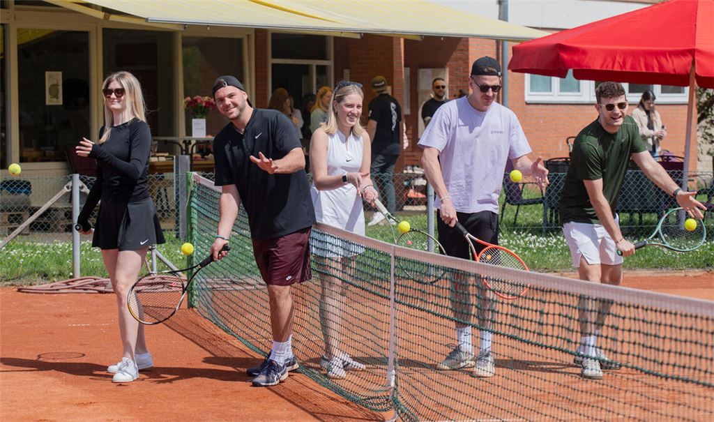 Nele Kaussen, Dominik Cichecki, Sophia Fischer, Jonathan Schober und Nick Born (v.li.) haben Spaß am Tennis beim Tag der offenen Tür des TC Mühlacker.