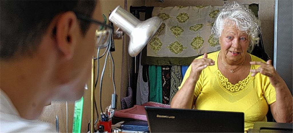 Nelli Trenkenschu an ihrem Arbeitsplatz: Die Autorin gibt engagiert Auskunft über ihre Romane, in denen die Erlebnisse vertriebener Russlanddeutscher erzählt werden. Im Gespräch wird klar, mit wie viel Leidenschaft sie ihre Arbeit betreibt. 