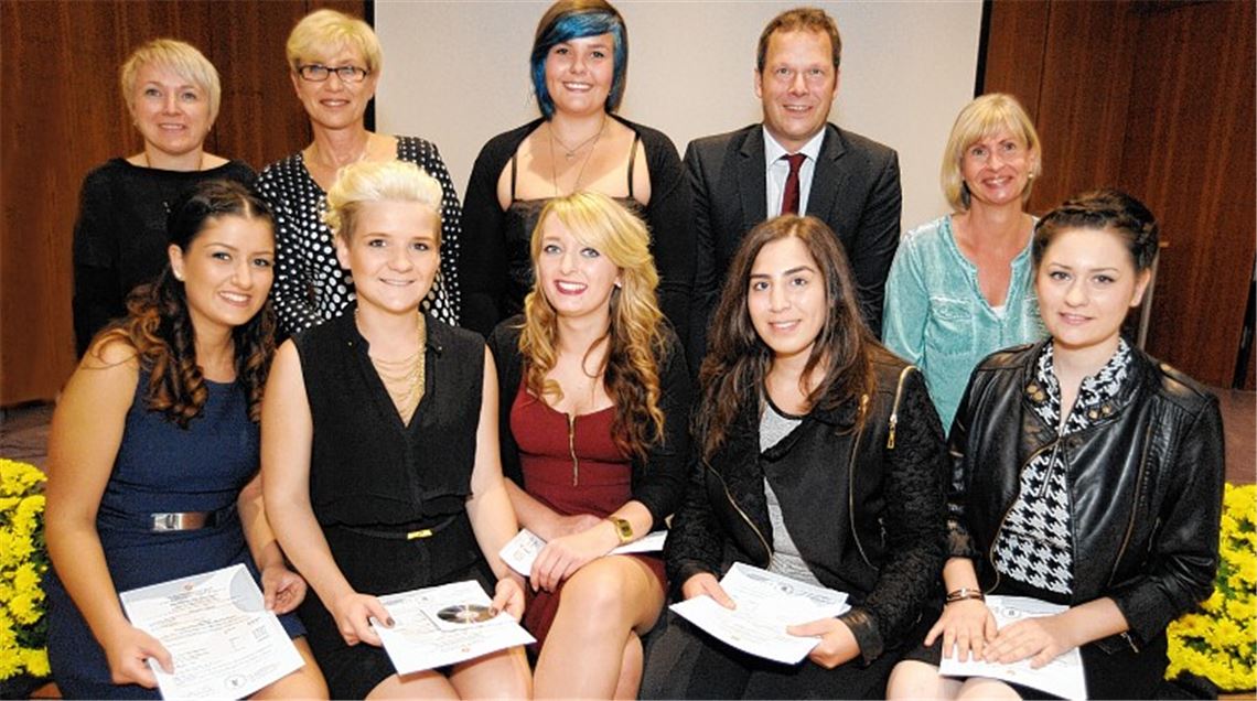 Neue Gesellinnen im Friseurhandwerk Neue Gesellinnen im Friseurhandwerk