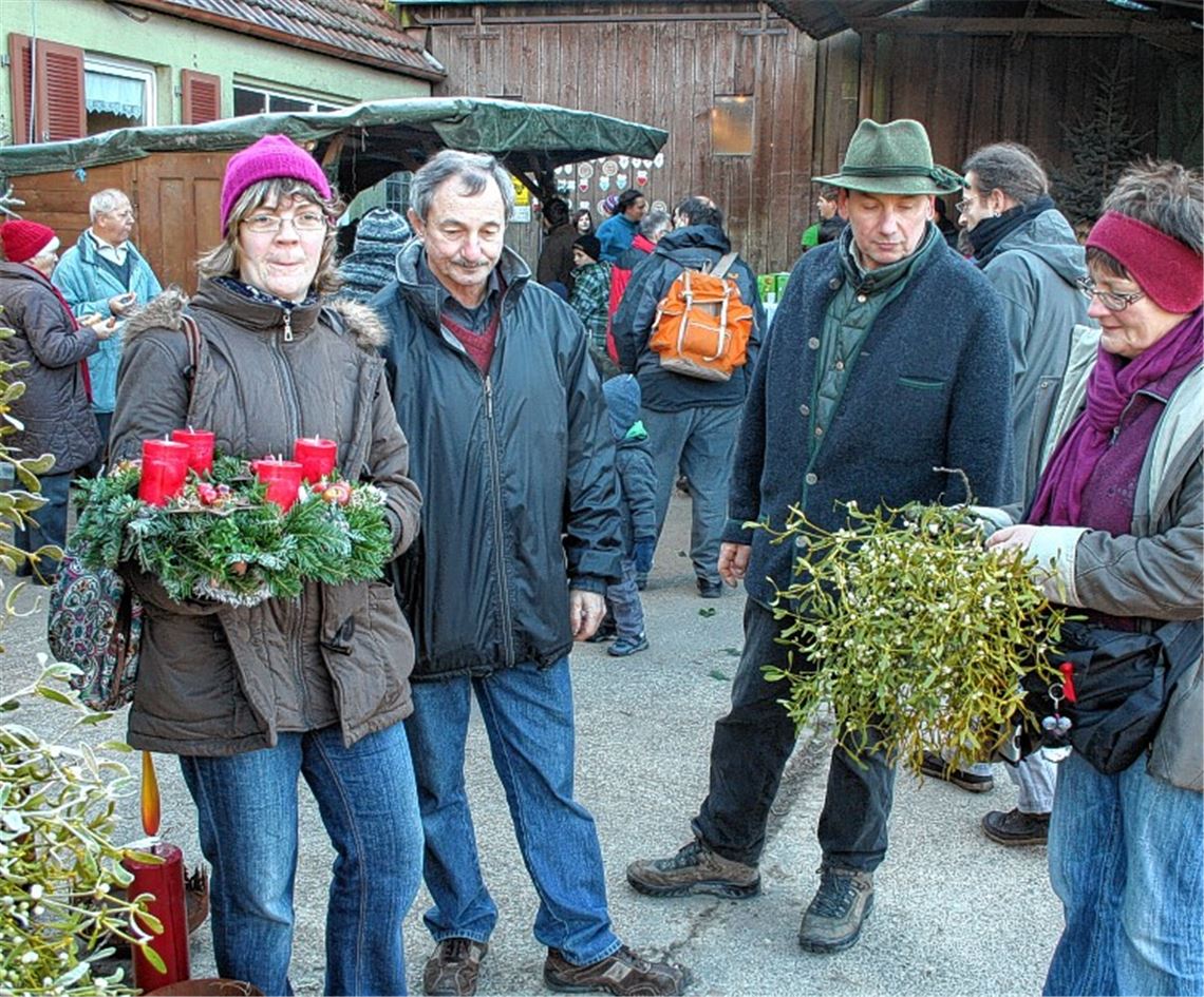 Nette Atmosphäre: Helmut Keller (mit Hut) freut sich über das Interesse der Besucher.