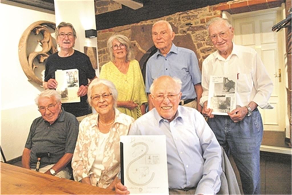 Nettes Wiedersehen nach dem ersten Klassentreffen vor 20 Jahren: vorne von links Ewald Conradt und das Ehepaar Scheytt, hinten von links das Ehepaar Foos, Armin Wagner und Gunter Offterdinger. Foto: Filitz
