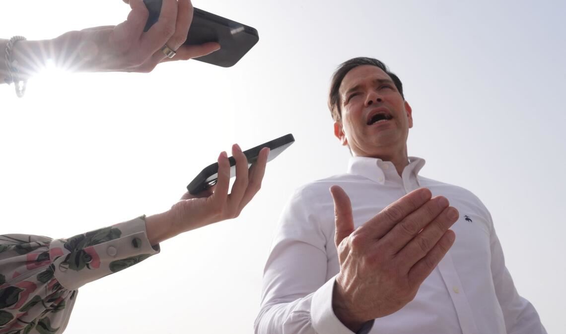 Neu-Delhi: Auf dem Weg ins Flugzeug – US-Außenminister Marco Rubio gibt Statement am Indira Gandhi Airport