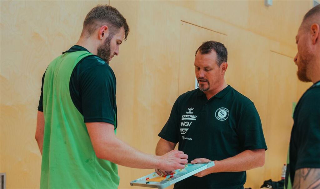Neu-Trainer Misha Kaufmann bei der Taktik-Arbeit mit Samuel Röthlisberger (li.) und Patrick Zieker.