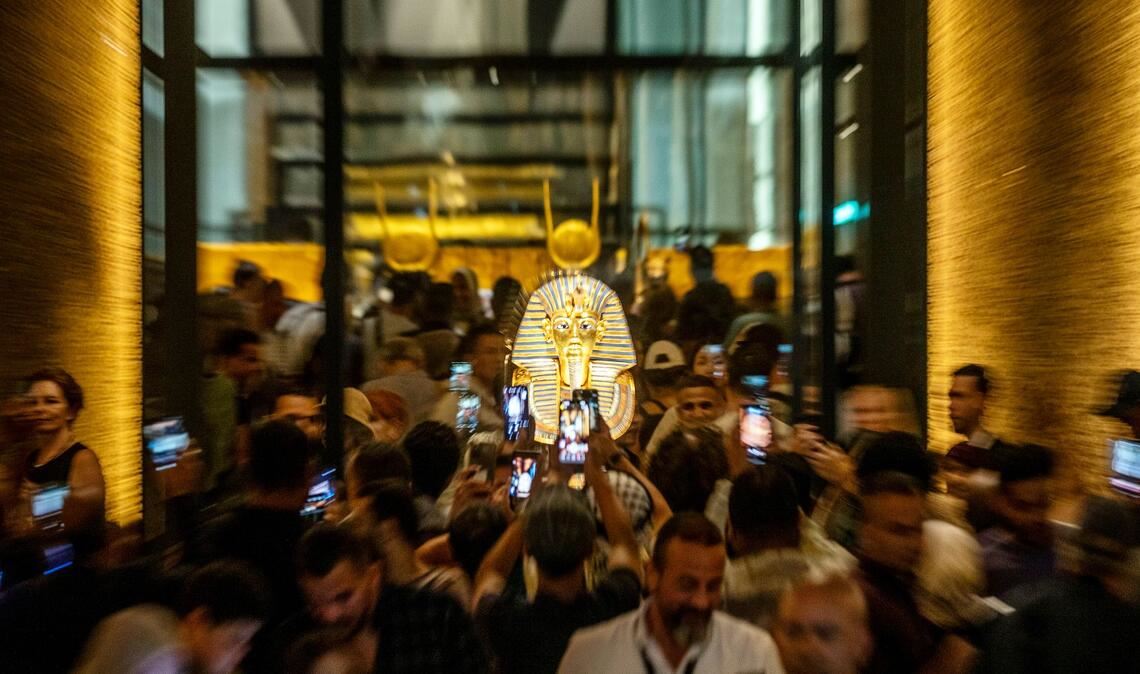 Neu eröffnetes Großes Ägyptisches Museum in Gizeh: Menschenmassen vor der goldenen Totenmaske von Tutanchamun.