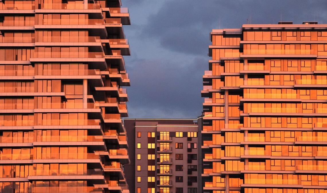 Neu errichtete Gebäude, die Teil des Belgrade Waterfront-Projekts sind, sind bei Sonnenuntergang in Belgrad zu sehen.