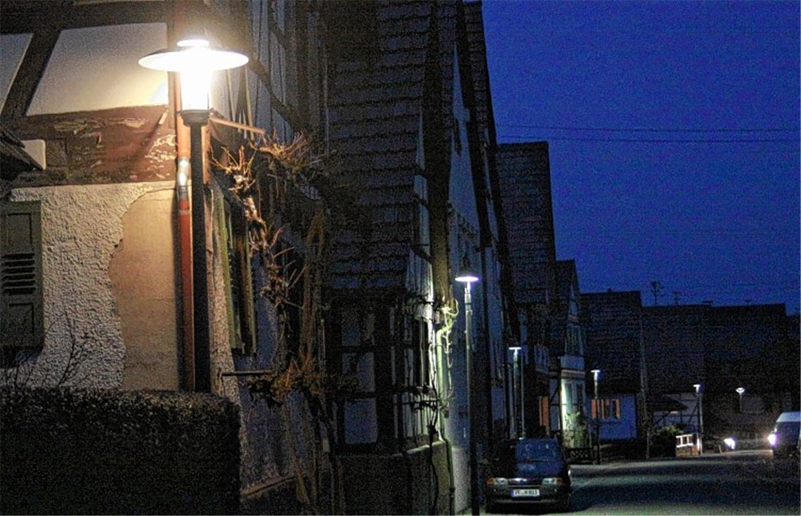 Neu ersetzt alt: Künftig wird der alte Ortskern von Schützingen mit LED-Leuchten erhellt. Unser Bild zeigt die Testleuchte, die an der Hauptstraße 20 montiert ist. Im Hintergrund ist noch die alte Straßenbeleuchtung zu sehen. Foto: Hansen